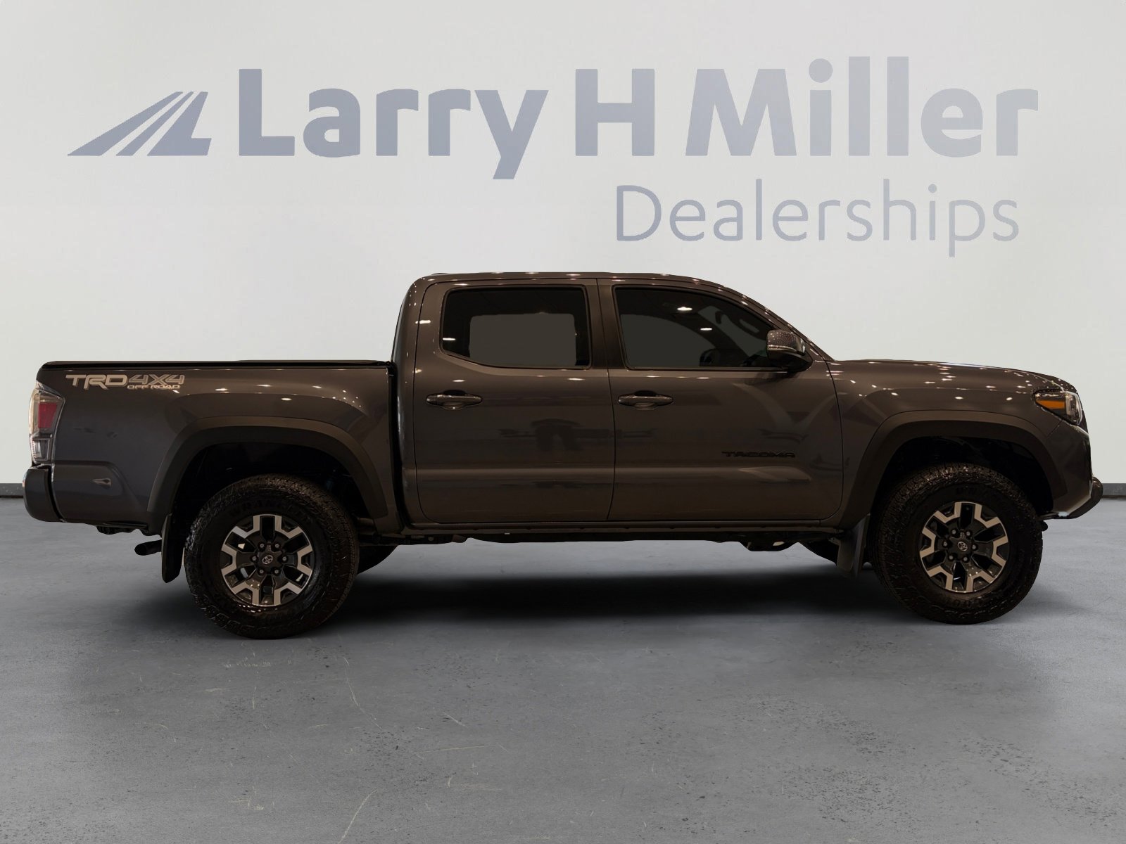 Used 2023 Toyota Tacoma TRD Off-Road w/ TRD Premium Off Road Package AWD/4WD image 6