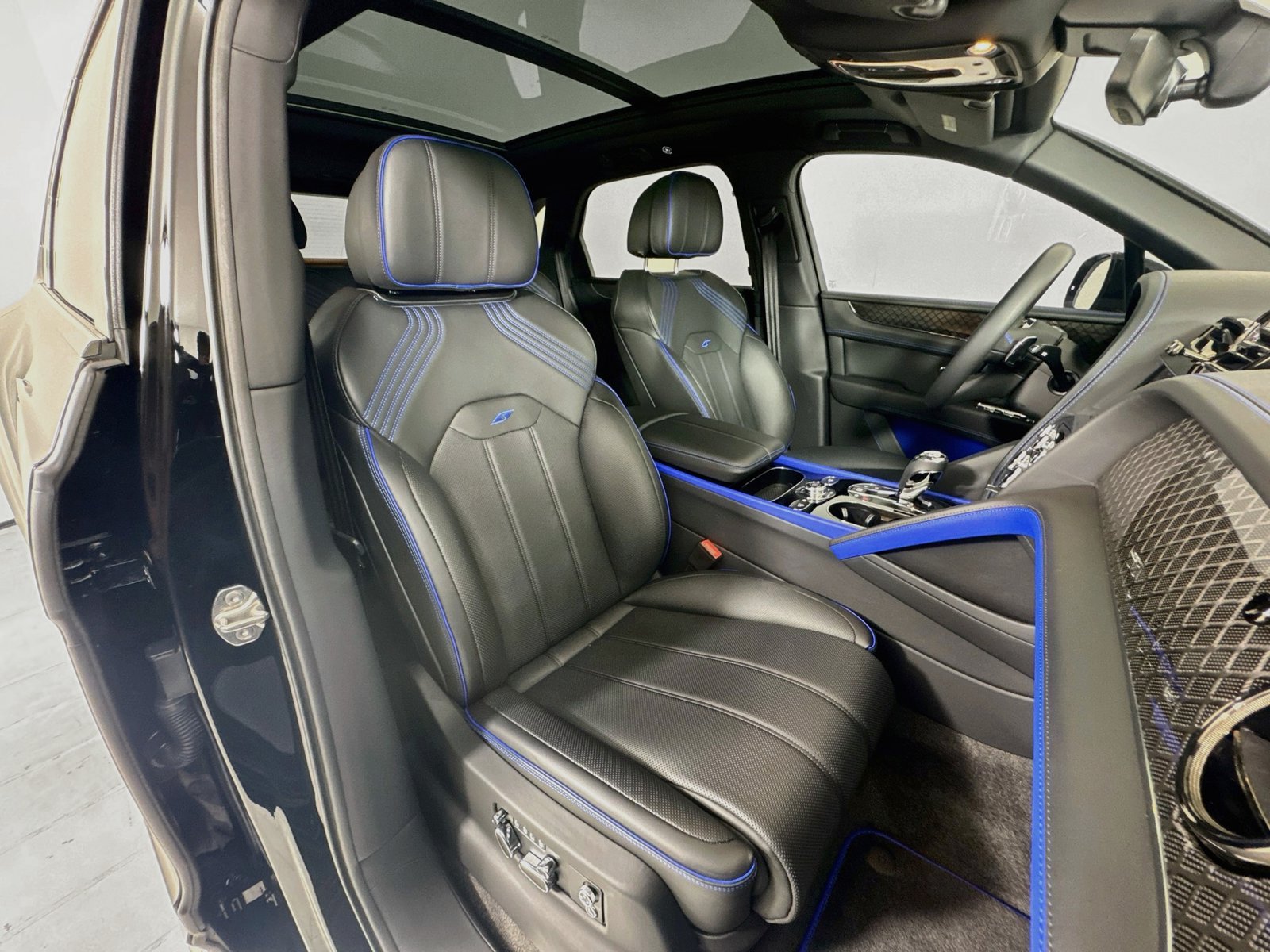 Certified 2025 Bentley Bentayga AWD/4WD image 28
