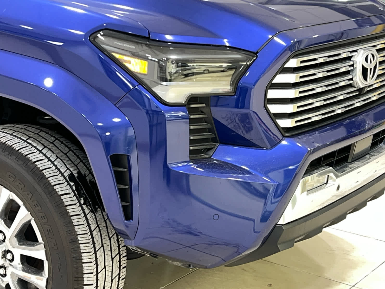 Used 2024 Toyota Tacoma Limited w/ Limited Package (LT) image 2