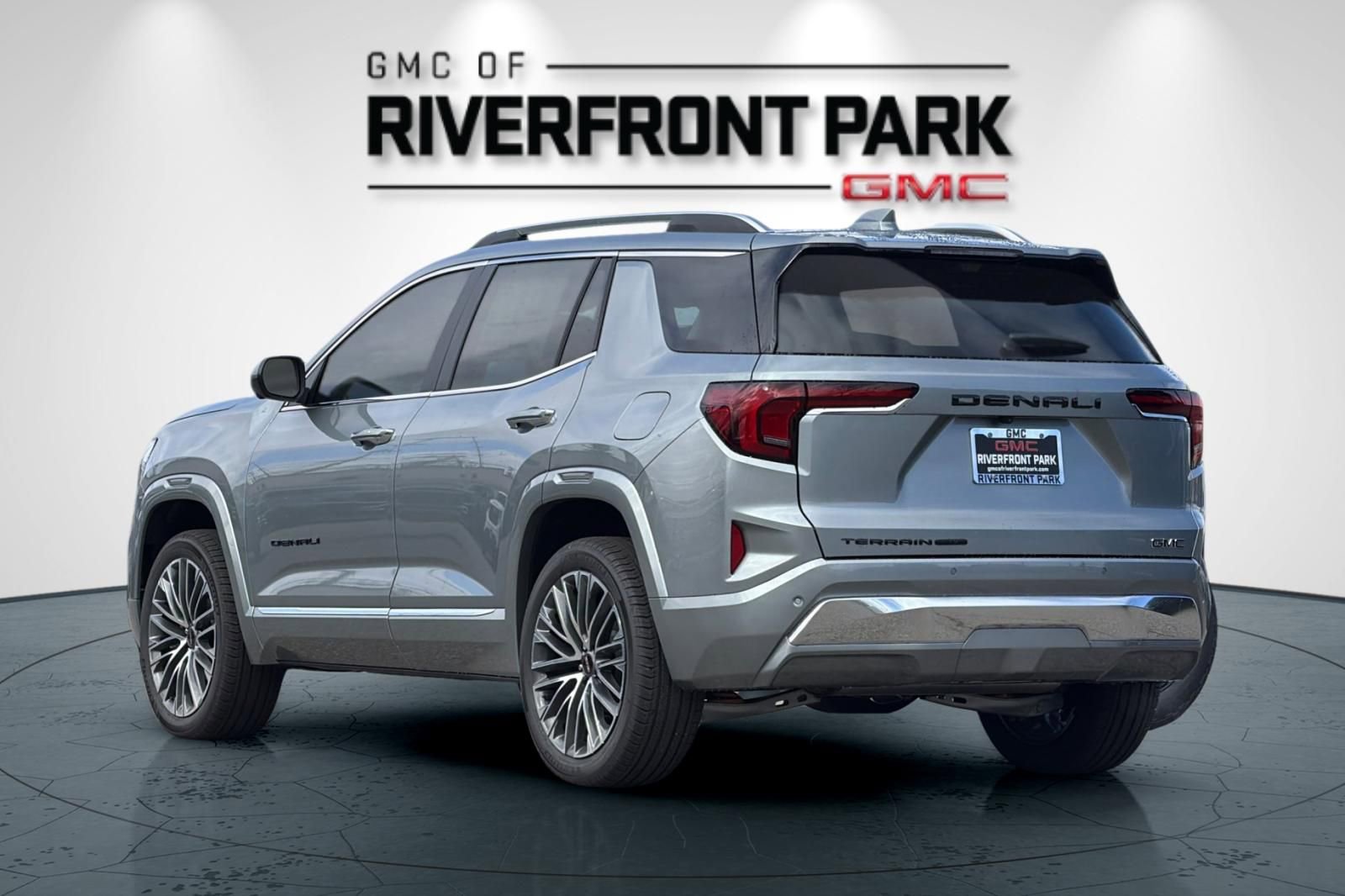 New 2026 GMC Terrain Denali w/ LPO, Black Badging Package image 5