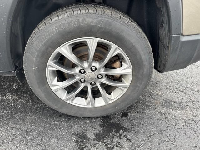 Used 2019 Jeep Cherokee Latitude Plus w/ Cold Weather Group AWD/4WD image 30