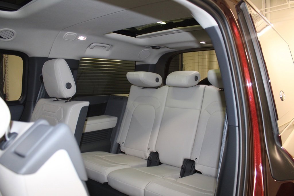 Used 2023 Land Rover Defender 130 SE image 46