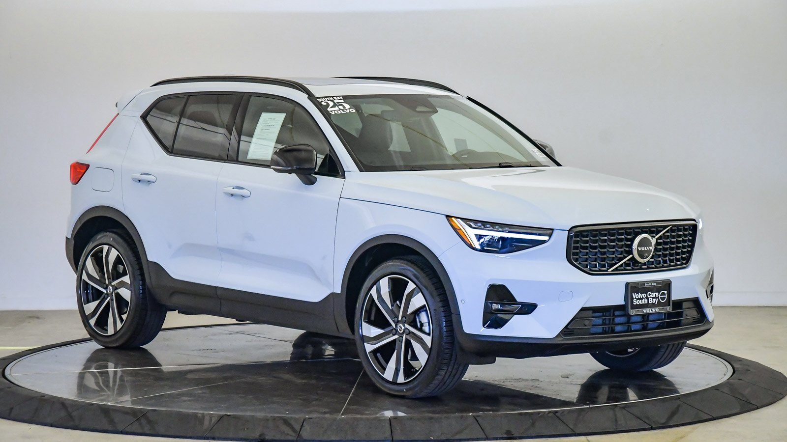Certified 2025 Volvo XC40 B5 Plus w/ Climate Package image 6