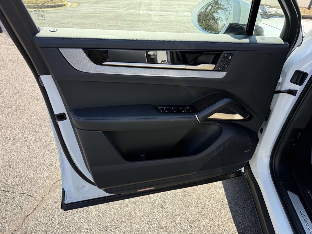 Used 2026 Porsche Cayenne AWD/4WD image 11