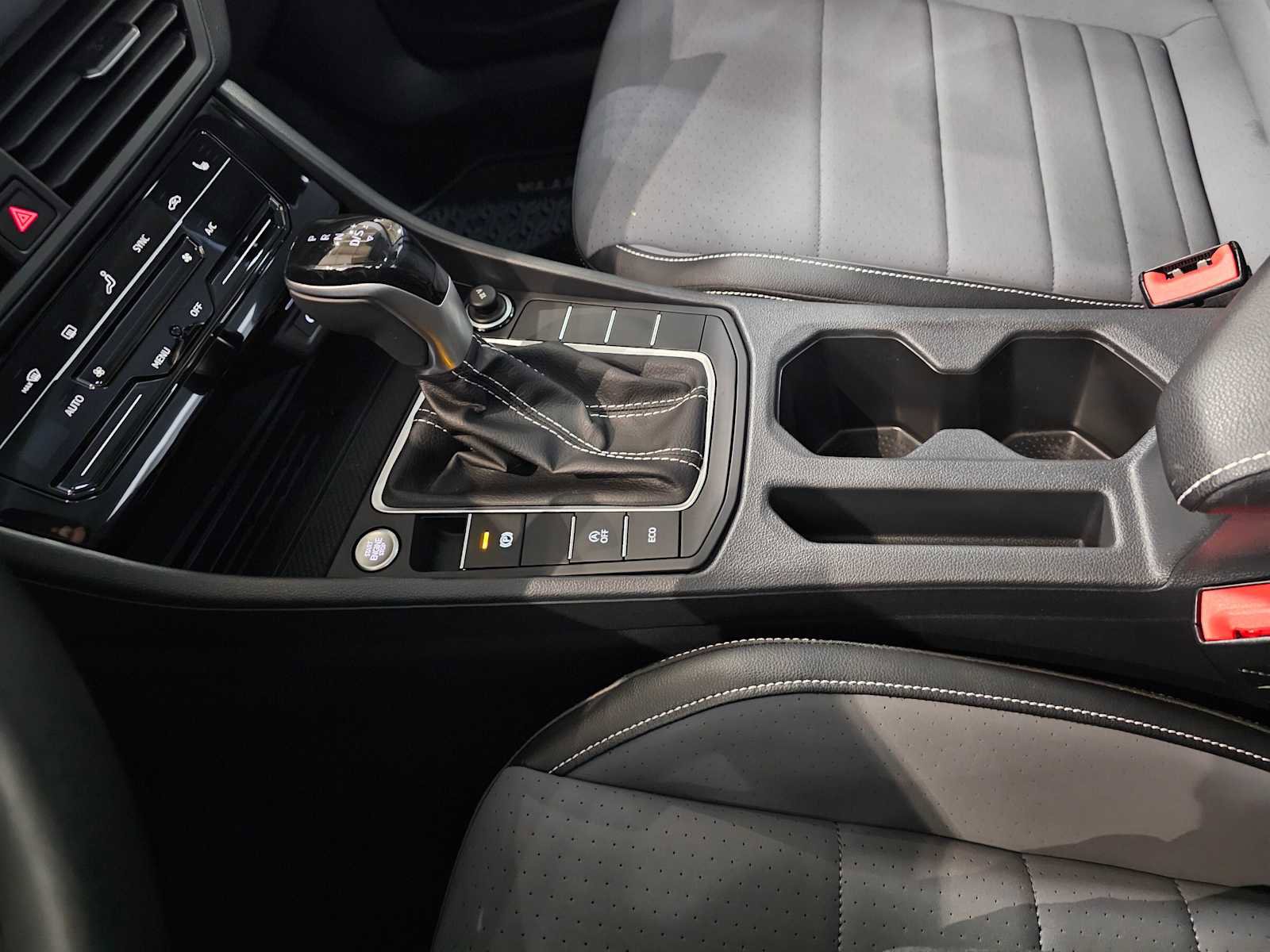 Certified 2025 Volkswagen Jetta SE FWD image 28
