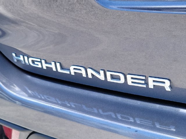 Used 2024 Toyota Highlander LE FWD image 5