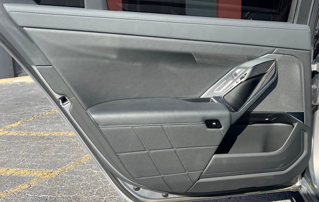 Used 2023 BMW i7 xDrive60 AWD/4WD image 16