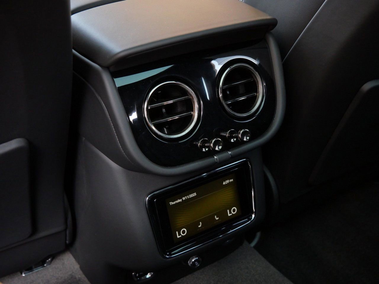 Used 2025 Bentley Bentayga AWD/4WD image 22