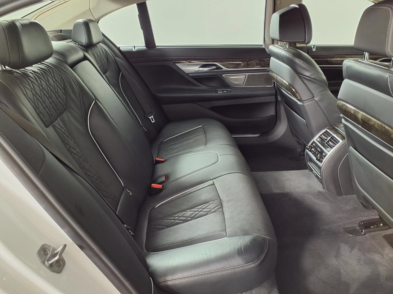 Used 2022 BMW 740i w/ Premium Package RWD image 12