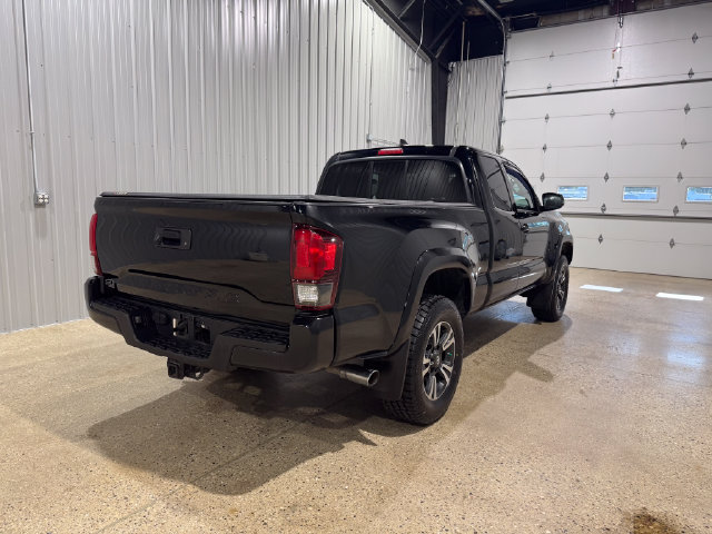 Used 2018 Toyota Tacoma TRD Sport AWD/4WD image 8