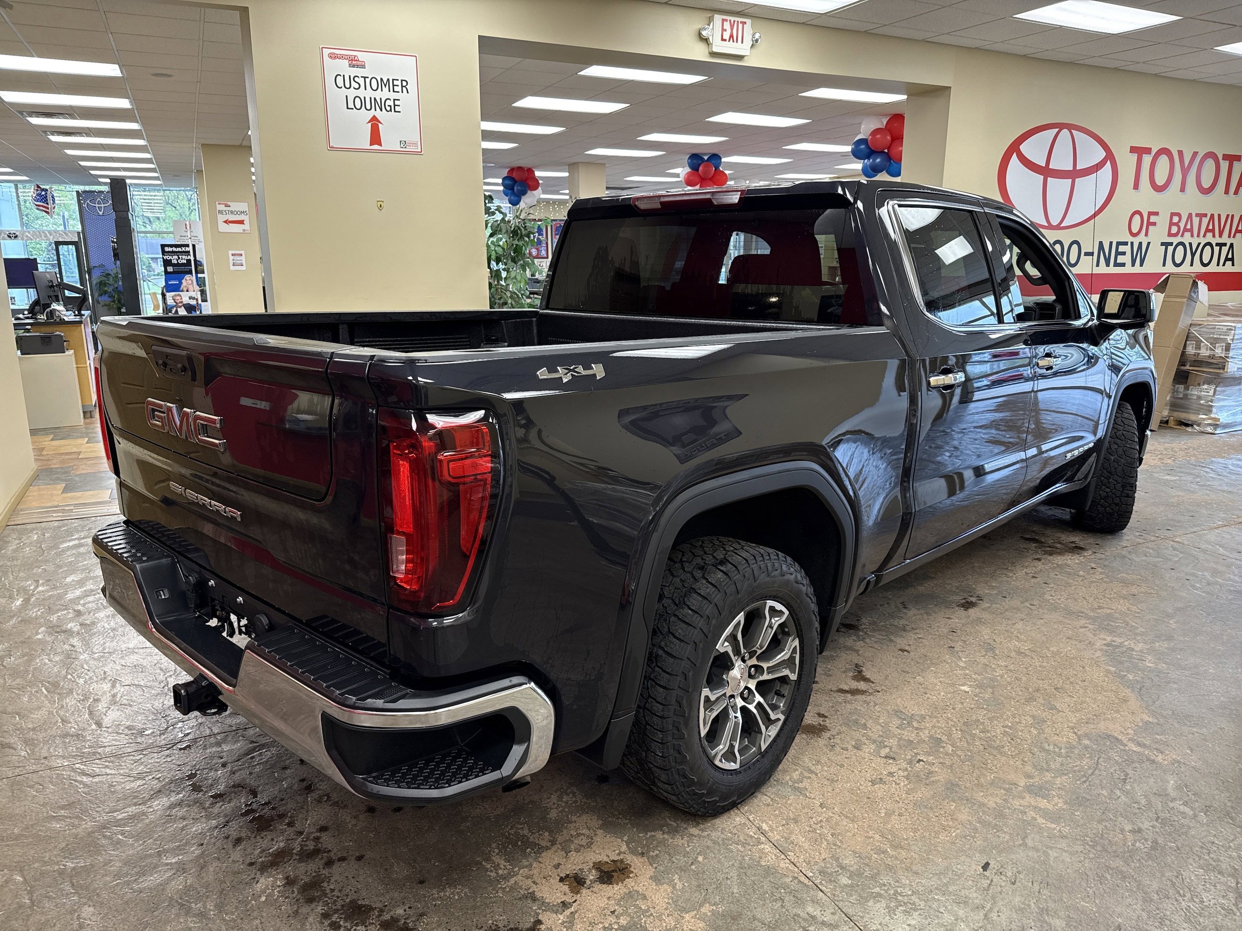Used 2024 GMC Sierra 1500 SLT AWD/4WD image 10