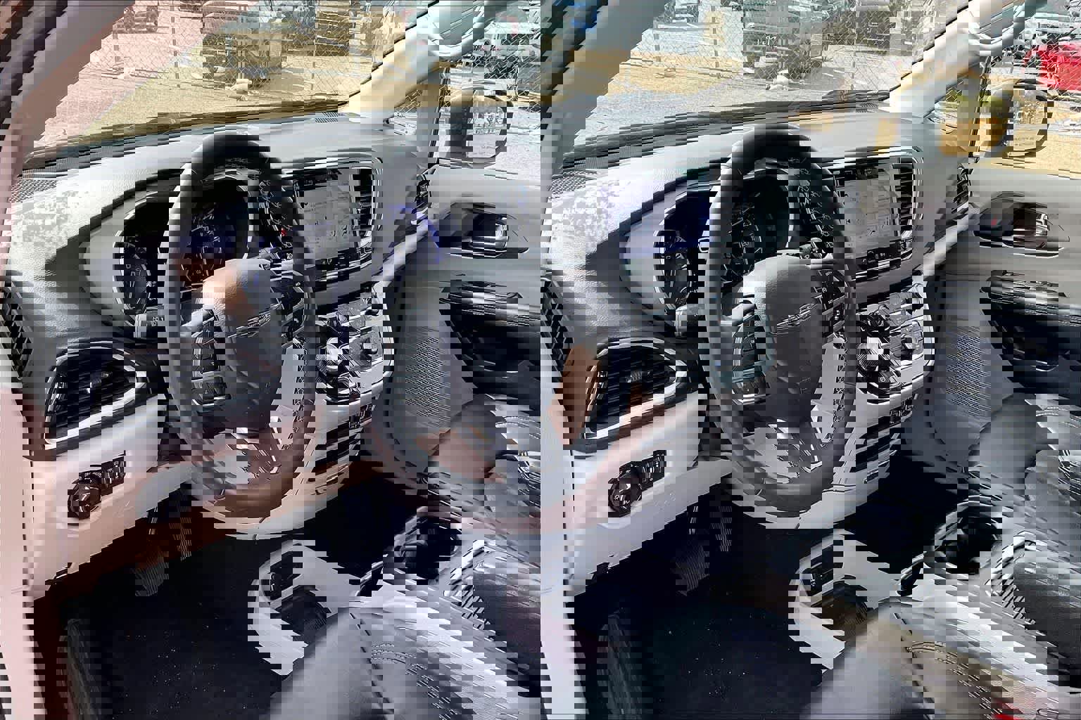 Used 2023 Chrysler Pacifica Touring-L image 2