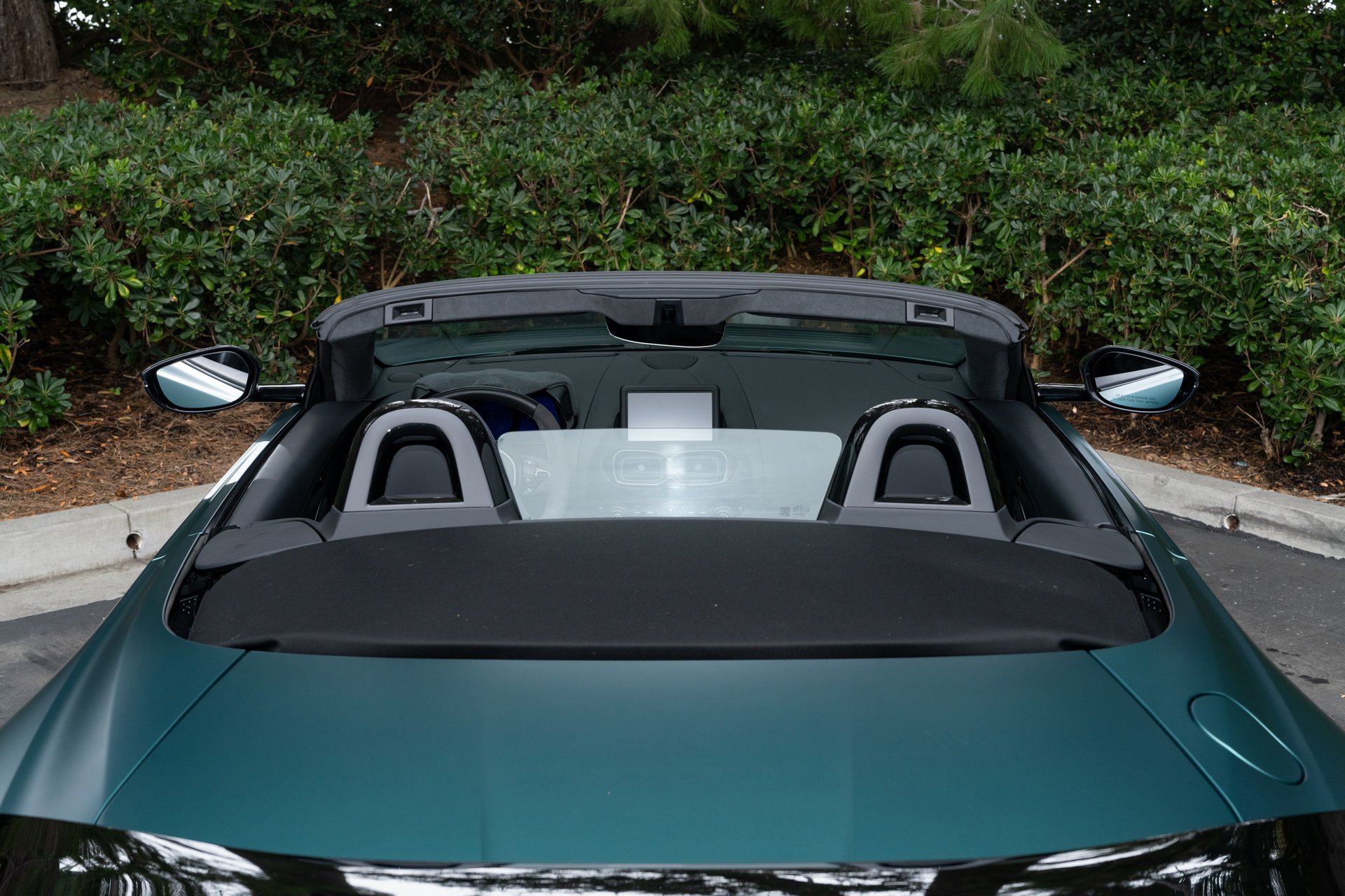 Used 2023 Aston Martin V8 Vantage Roadster image 9