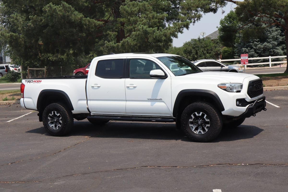 Used 2017 Toyota Tacoma TRD Off-Road w/ Premium & Technology Package AWD/4WD image 2