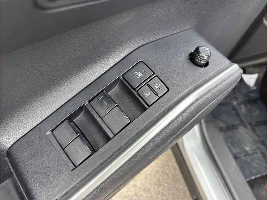 Used 2020 Toyota Highlander LE FWD image 19