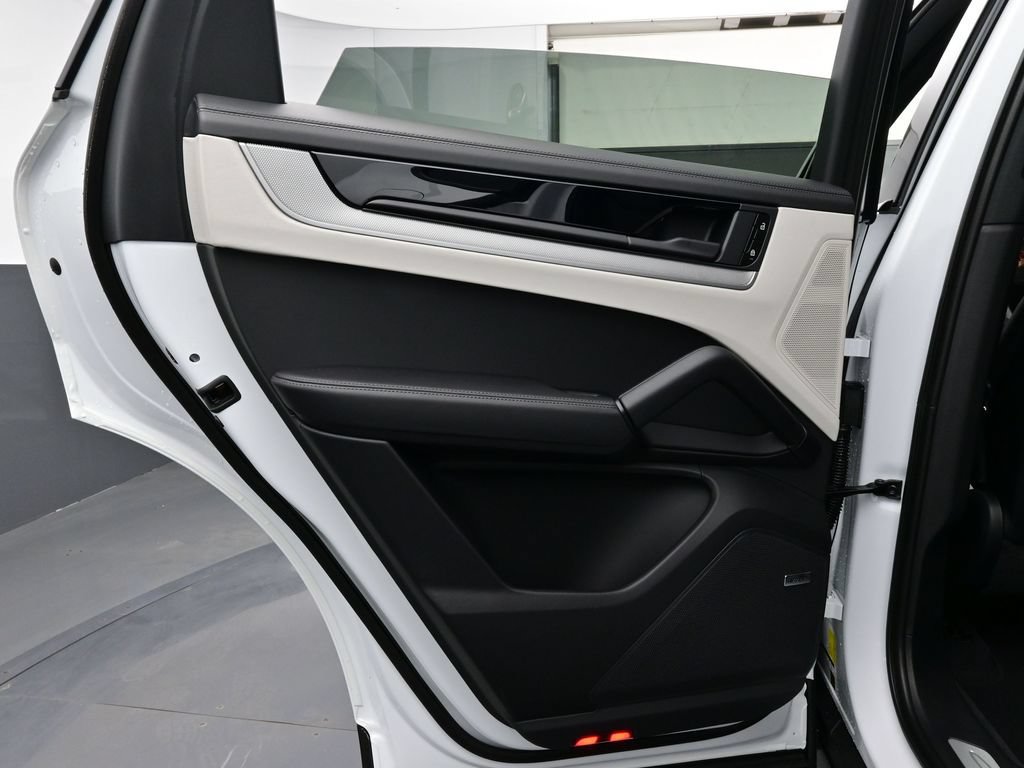 Certified 2025 Porsche Cayenne E-Hybrid AWD/4WD image 13