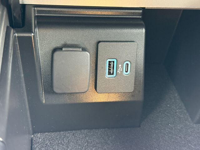 Used 2022 Ford Explorer XLT w/ Equipment Group 202A image 15