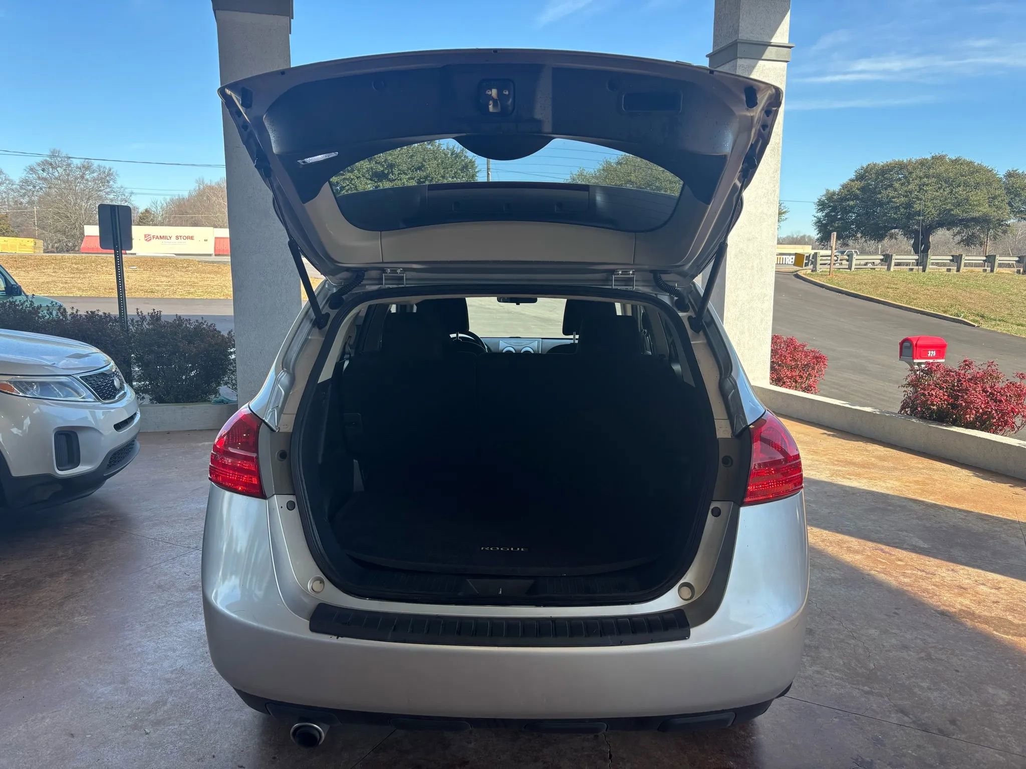 Used 2012 Nissan Rogue SV w/ Premium Pkg image 22