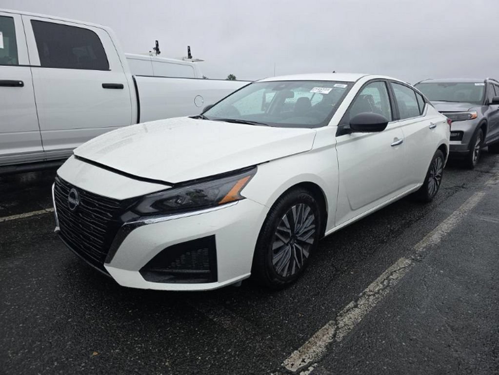 Used 2025 Nissan Altima 2.5 SV FWD image 2