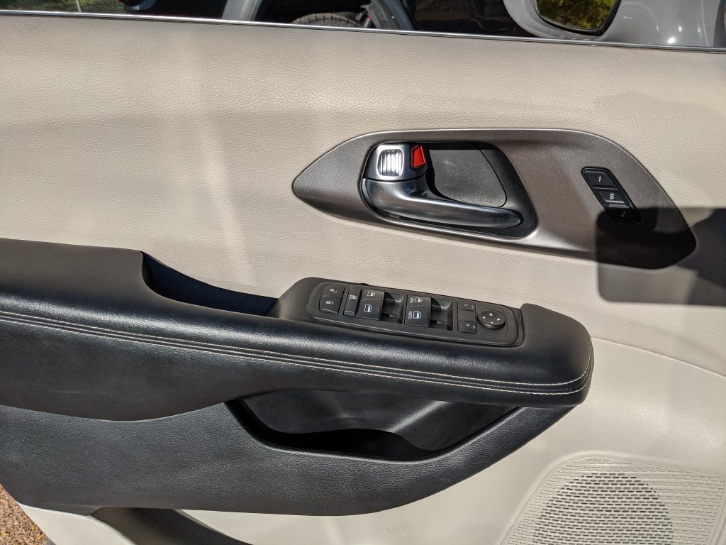 Used 2021 Chrysler Pacifica Touring-L FWD image 13