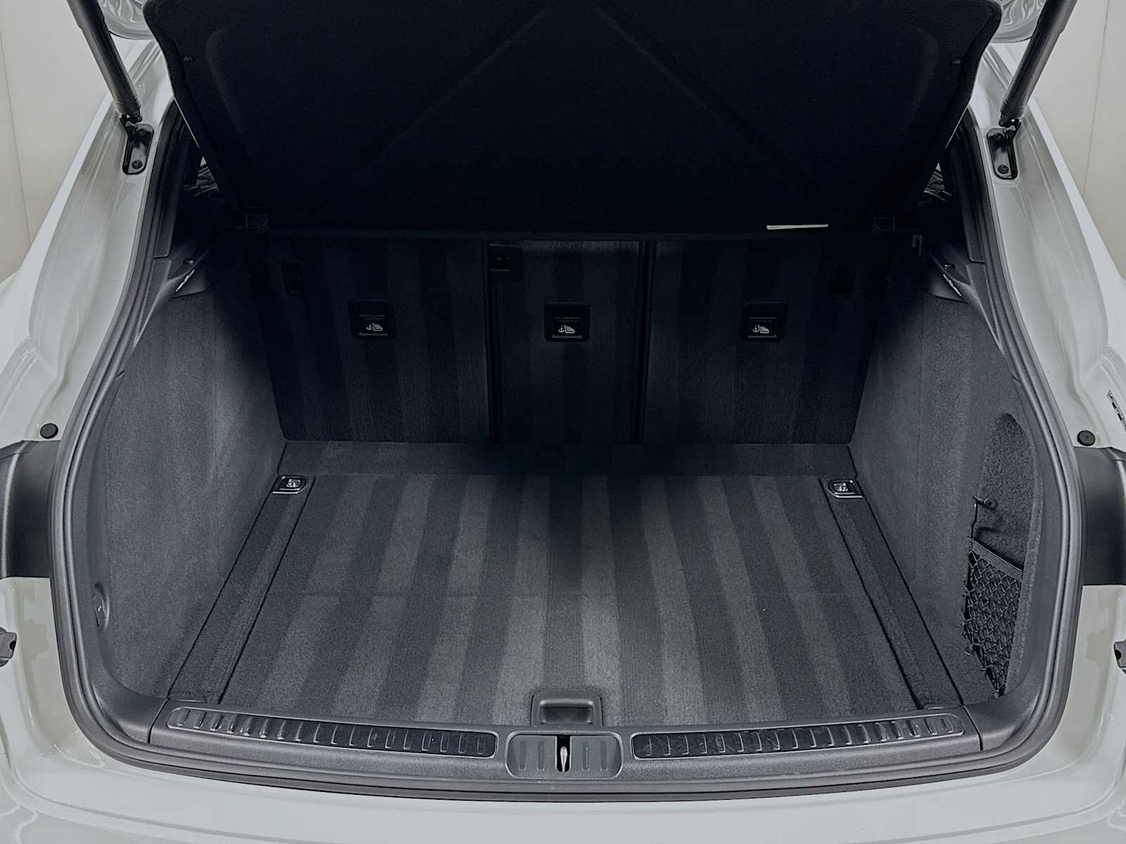 Certified 2025 Porsche Macan AWD/4WD image 27