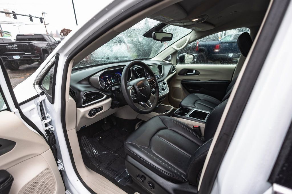 Used 2024 Chrysler Pacifica Touring-L image 23