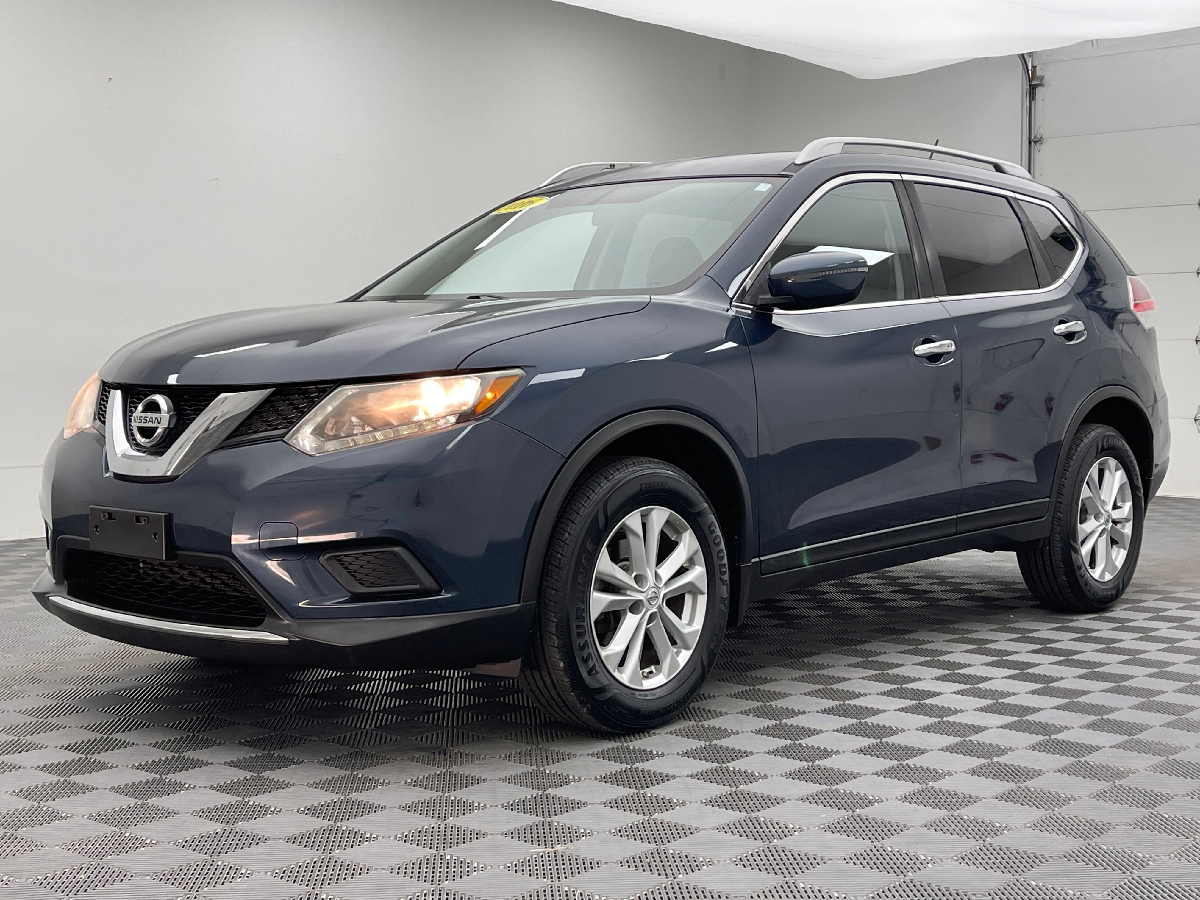 Used 2016 Nissan Rogue SV AWD/4WD image 2