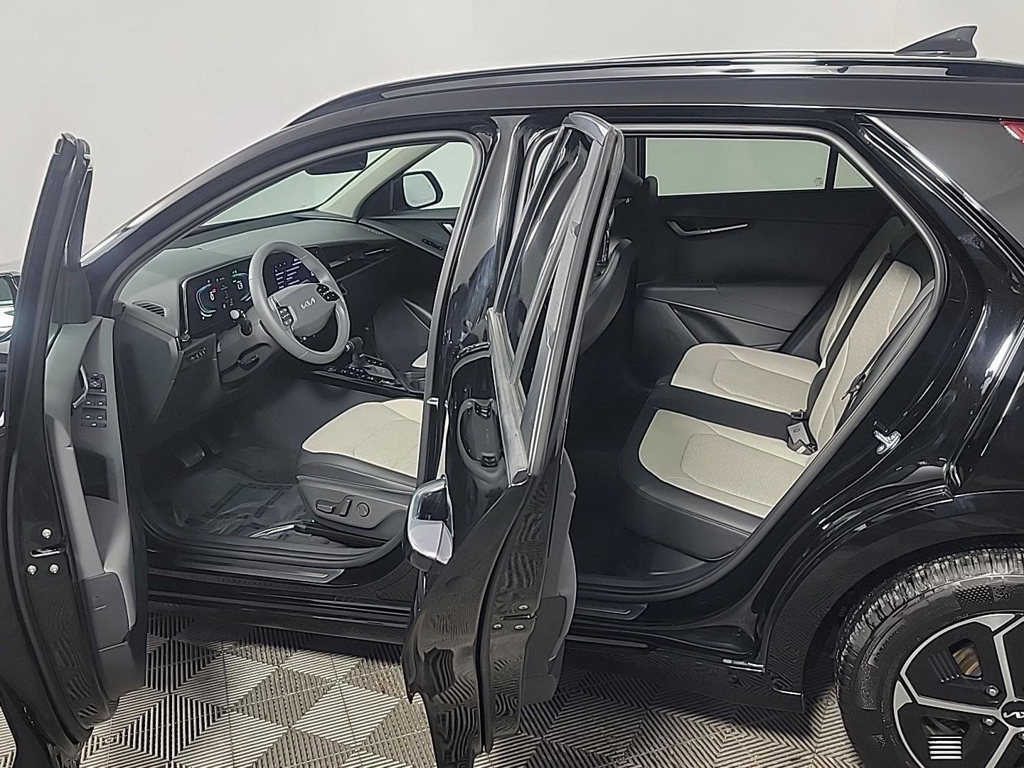 Used 2025 Kia Niro SX image 16