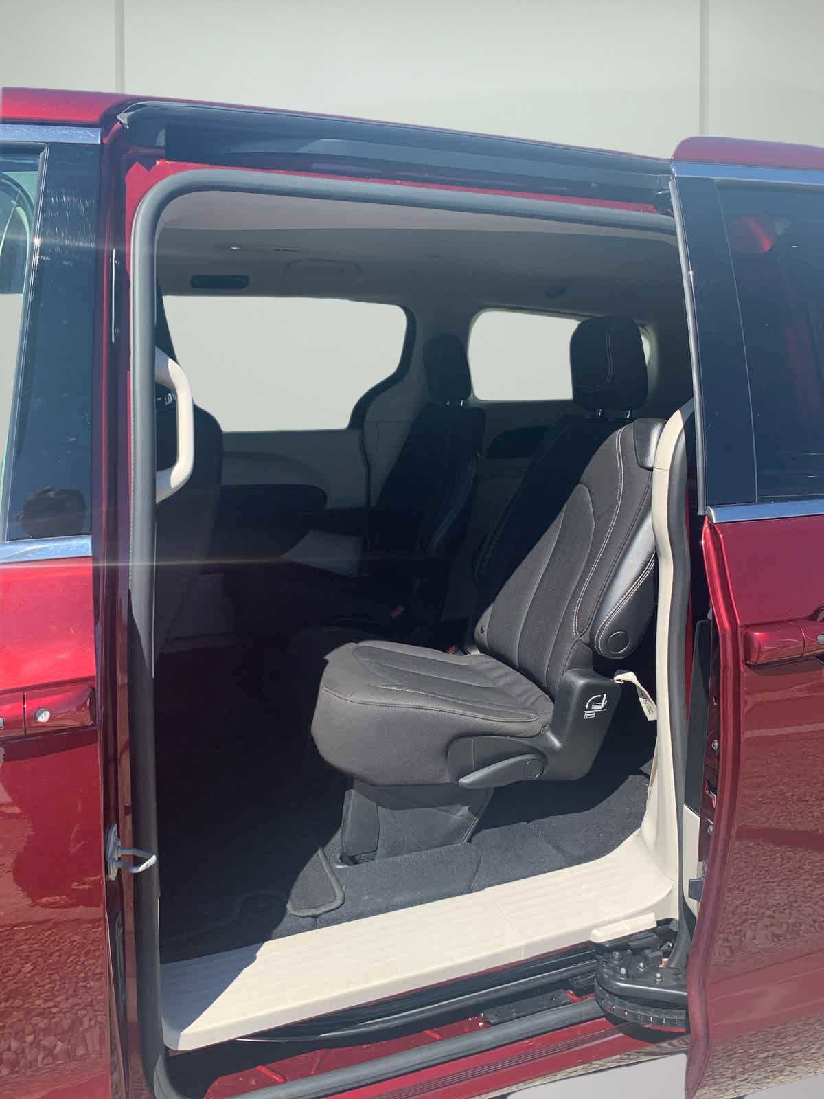 Used 2023 Chrysler Voyager LX image 9