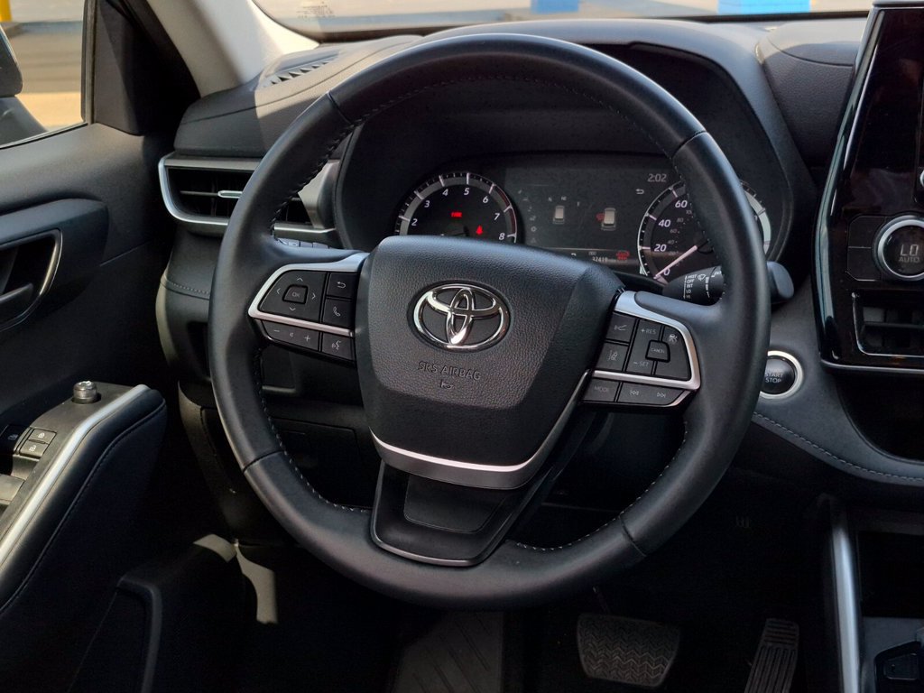 Used 2025 Toyota Highlander LE FWD image 36