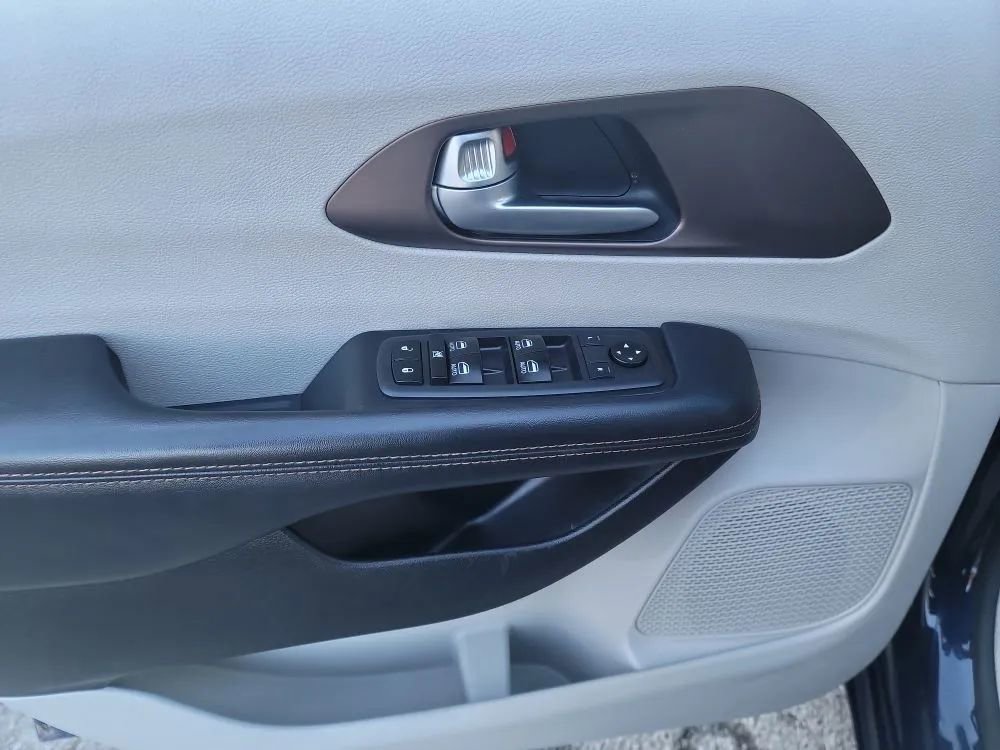 Used 2017 Chrysler Pacifica Touring-L Plus image 11