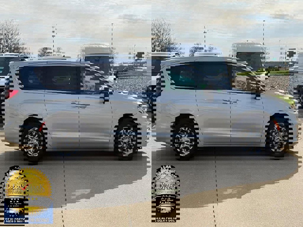 Used 2026 Chrysler Pacifica Select image 3