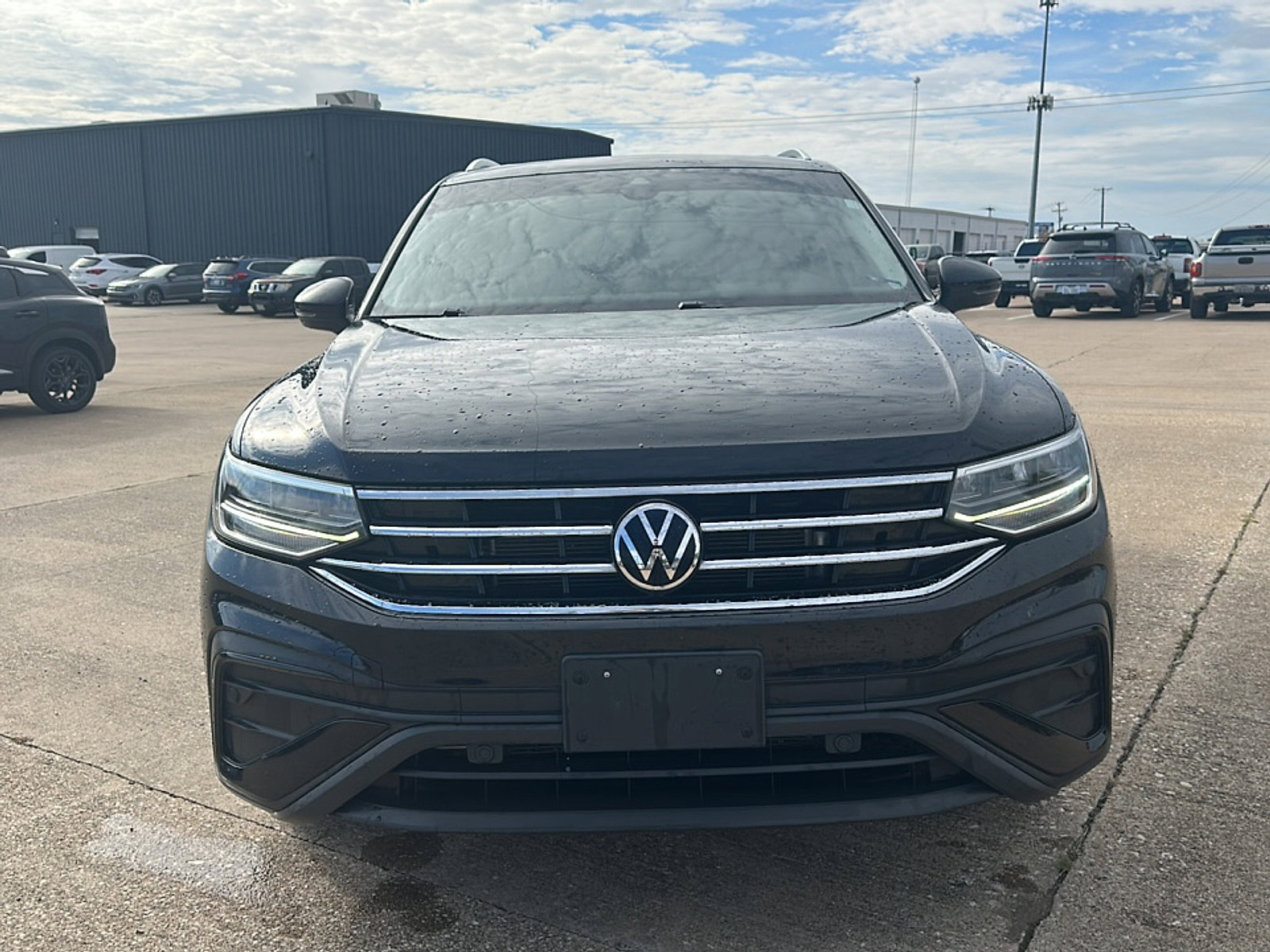 Used 2023 Volkswagen Tiguan SE w/ Panoramic Sunroof Package image 3