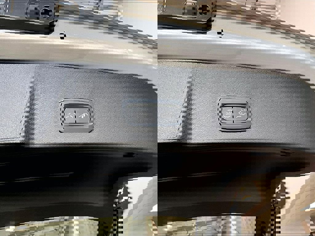 Used 2025 Volvo XC40 B5 Plus image 25