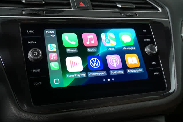 Certified 2024 Volkswagen Tiguan SE FWD image 17