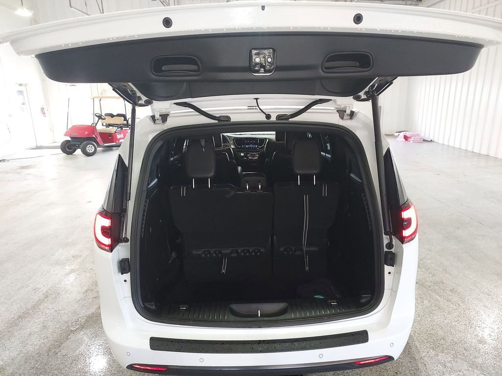 Used 2024 Chrysler Pacifica Select image 30