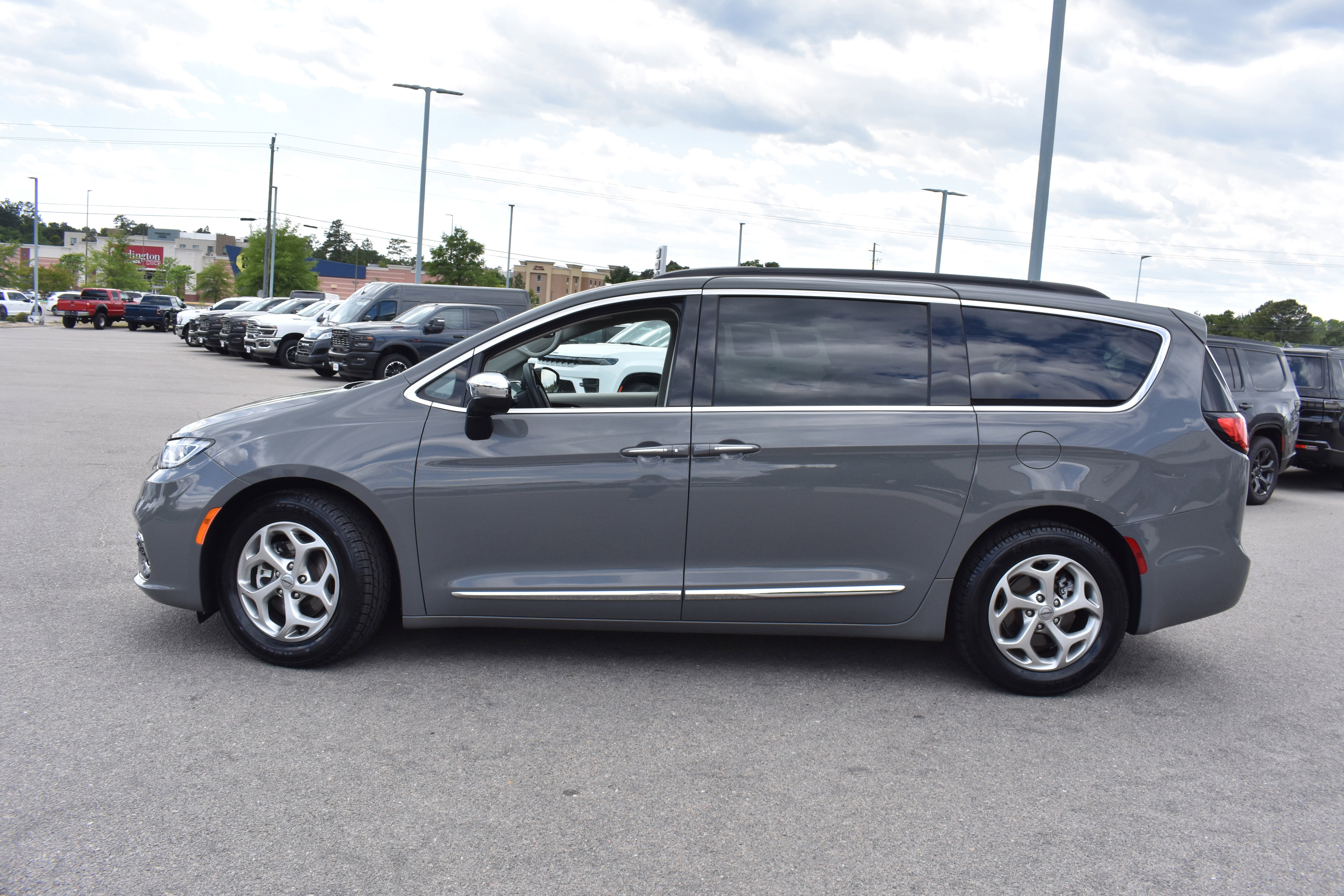 Used 2023 Chrysler Pacifica Limited FWD image 6