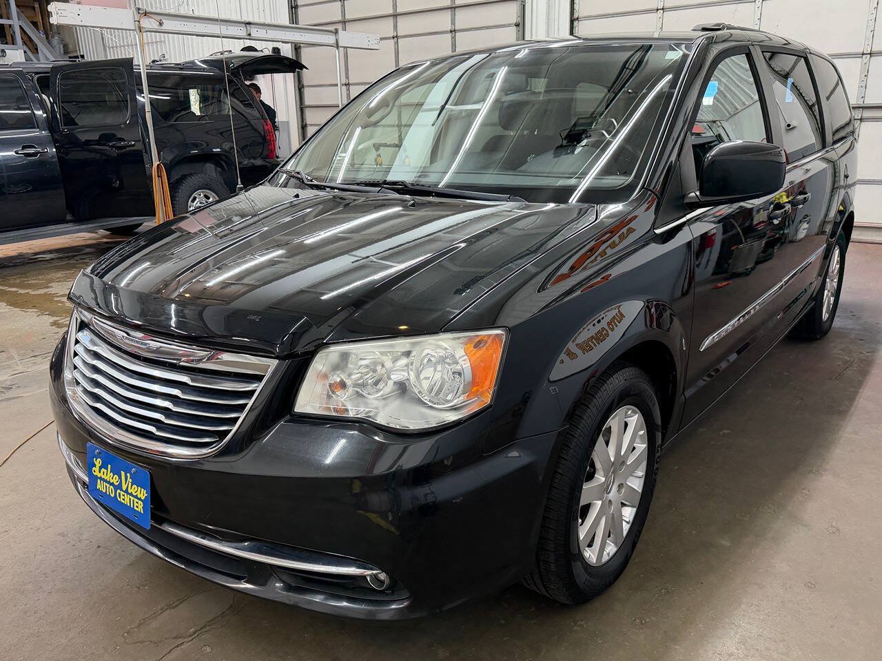 Used 2015 Chrysler Town & Country Touring FWD image 4