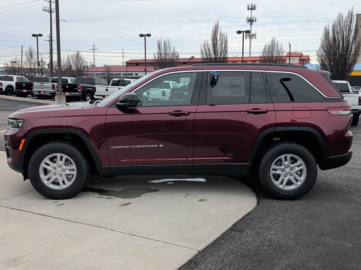 New 2025 Jeep Grand Cherokee Laredo image 3