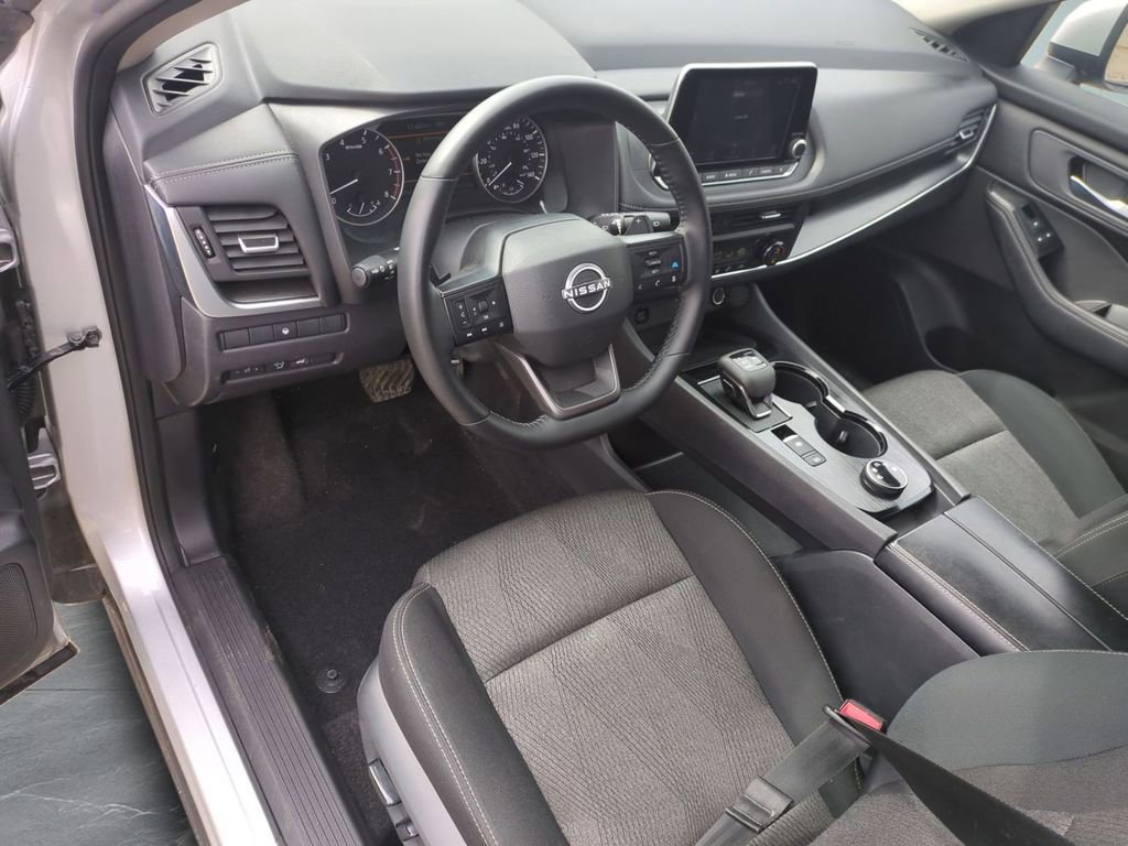 Used 2025 Nissan Rogue SV image 10