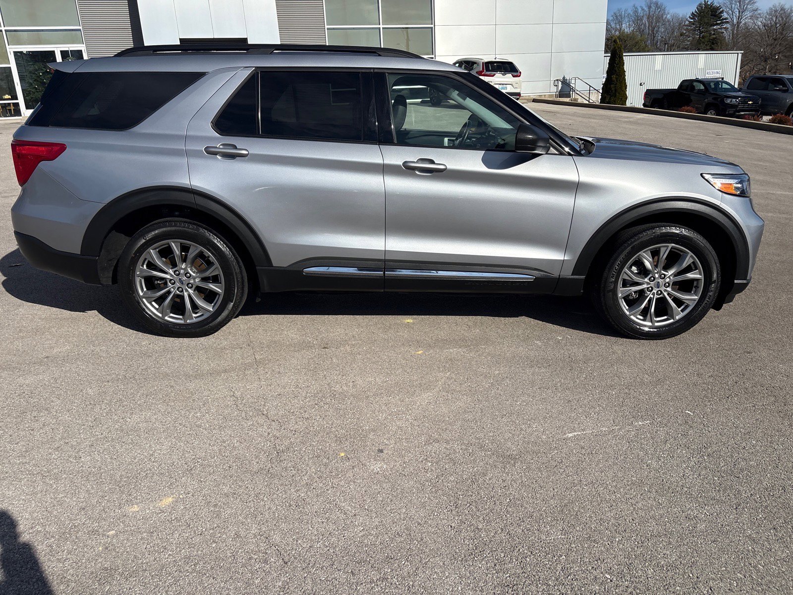 Used 2022 Ford Explorer XLT w/ Equipment Group 202A image 4