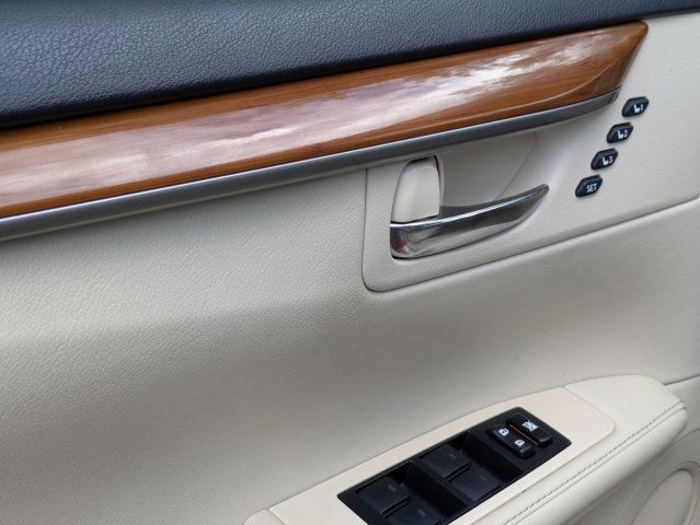 Used 2013 Lexus ES 300h w/ Luxury Pkg image 2