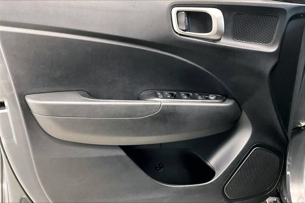 Used 2025 Hyundai Venue SEL FWD image 18