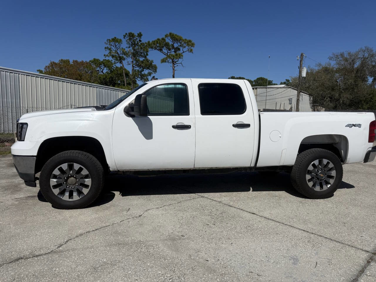 Used 2011 GMC Sierra 2500 SLE w/ SLE Preferred Package AWD/4WD image 6