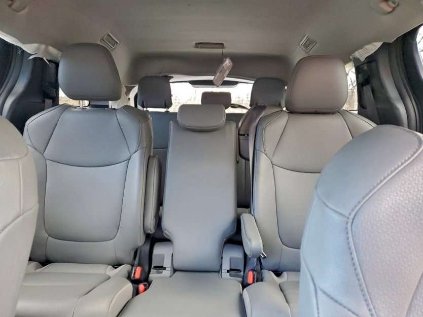 Used 2025 Toyota Sienna XLE image 7