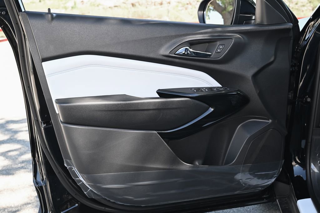 New 2026 Chevrolet Trax LT w/ LPO, Blackout Package FWD image 16