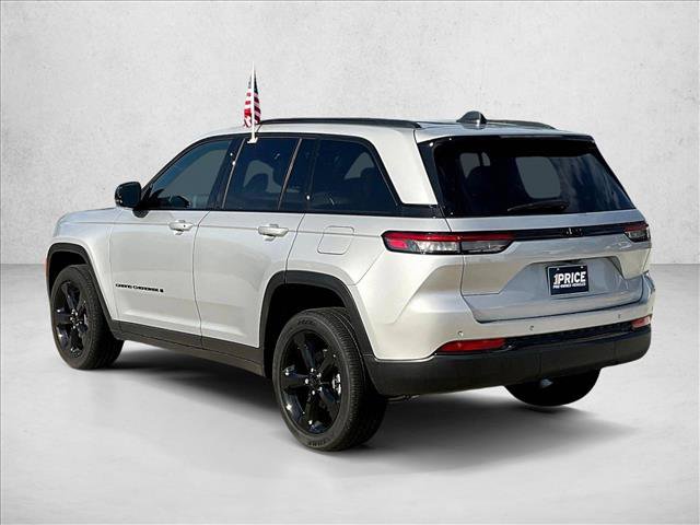Used 2025 Jeep Grand Cherokee Altitude RWD image 3