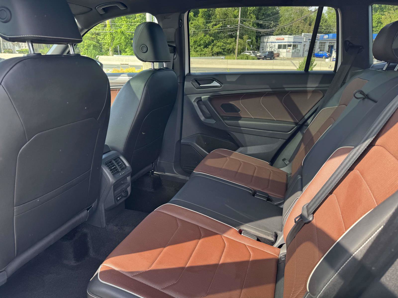 Certified 2024 Volkswagen Tiguan SEL R-Line AWD/4WD image 9
