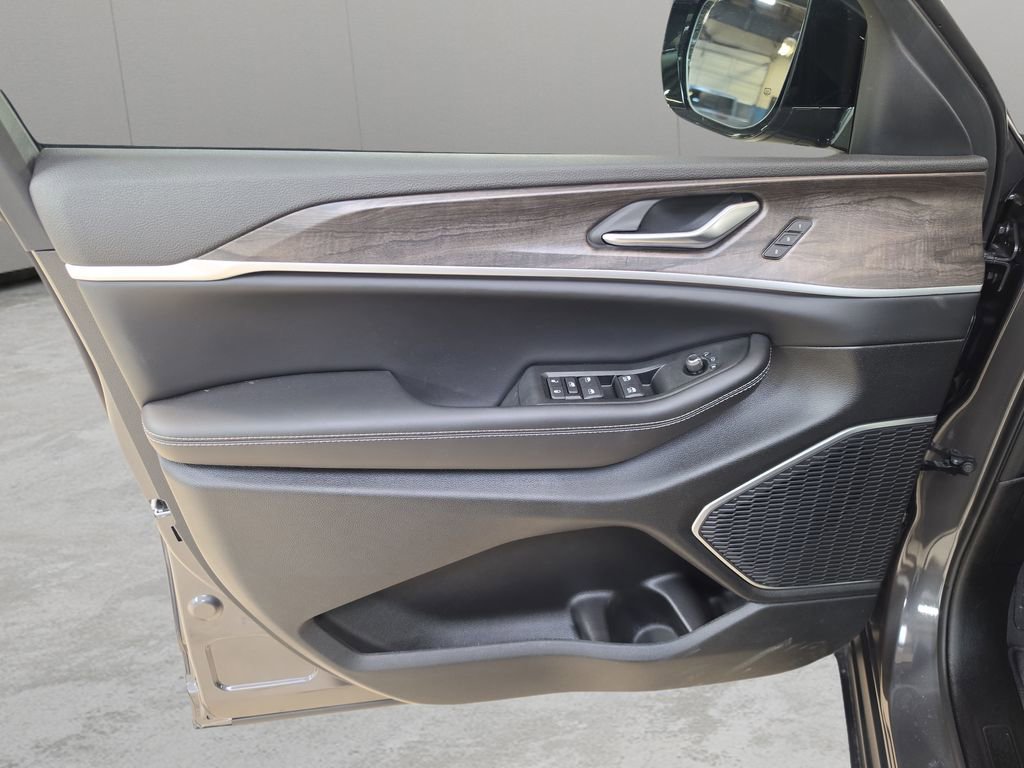 New 2026 Jeep Grand Cherokee L Limited w/ Limited Altitude Package AWD/4WD image 13