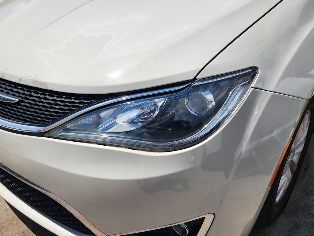Used 2017 Chrysler Pacifica Touring-L FWD image 12